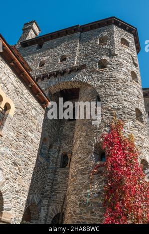 Détail d'un vieux château avec une tour contre un ciel bleu clair Banque D'Images