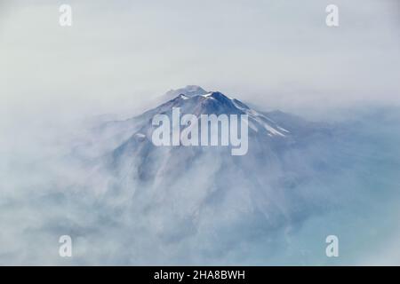 Vue aérienne du Mont Shasta depuis l'avion, Californie du Nord Cascade Range brouillard fumée des feux de forêt, feux de forêt.Siskiyou Comté, Californie, United Banque D'Images