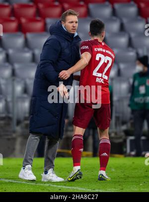 11 décembre 2021, Bavière, Munich: Football: Bundesliga, Bayern Munich - FSV Mainz 05, Matchday 15 à Allianz Arena.L'entraîneur Julian Nagelsmann (l) de Munich et Marc Roca se tiennent ensemble après le match.Photo: Sven Hoppe/dpa - NOTE IMPORTANTE: Conformément aux règlements de la DFL Deutsche Fußball Liga et/ou de la DFB Deutscher Fußball-Bund, il est interdit d'utiliser ou d'utiliser des photos prises dans le stade et/ou du match sous forme de séquences et/ou de séries de photos de type vidéo. Banque D'Images