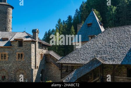 Détail d'un vieux château avec une tour contre un ciel bleu clair Banque D'Images