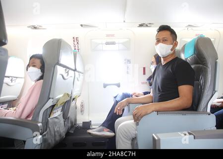 Passagers à bord de l'avion Bombardier CRJ 1000 appartenant à PT Garuda Indonesia, de l'aéroport Sultan Mahmud Badaruddin II Palembang, Sumatra Sud, à l'aéroport Soekarno Hatta, Jakarta, Indonésie.Le Bombardier CRJ1000 a été développé par Bombardier Aéronautique, une entreprise canadienne.Cet avion est équipé d'un système qui permet à l'avion d'éviter les collisions, ainsi que de vérifier les conditions météorologiques dans la région et le passage prévu, il est également considéré comme un avion à faible consommation de carburant.(Photo de Kuncoro Widyo Rumpoko/Pacific Press) Banque D'Images