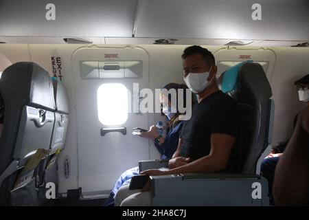 Passagers à bord de l'avion Bombardier CRJ 1000 appartenant à PT Garuda Indonesia, de l'aéroport Sultan Mahmud Badaruddin II Palembang, Sumatra Sud, à l'aéroport Soekarno Hatta, Jakarta, Indonésie.Le Bombardier CRJ1000 a été développé par Bombardier Aéronautique, une entreprise canadienne.Cet avion est équipé d'un système qui permet à l'avion d'éviter les collisions, ainsi que de vérifier les conditions météorologiques dans la région et le passage prévu, il est également considéré comme un avion à faible consommation de carburant.(Photo de Kuncoro Widyo Rumpoko/Pacific Press) Banque D'Images