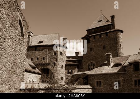 Détail d'un vieux château avec une tour contre un ciel bleu clair Banque D'Images