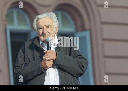 Ciudad de Buenos Aires, Argentine.10th décembre 2021.José 'Pepe' Mujica, ancien président de l'Uruguay, prenant la parole sur la Plaza de Mayo à l'occasion de la Journée de la démocratie.(Photo par Esteban Osorio/Pacific Press) crédit: Pacific Press Media production Corp./Alay Live News Banque D'Images