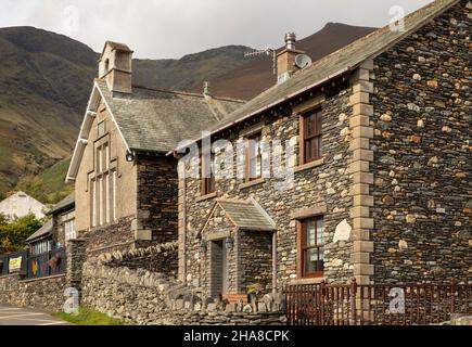 Royaume-Uni, Cumbria, Allerdale, Keswick, Threlkeld,Blease Road, maison en pierre à côté de l'école primaire Banque D'Images