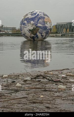 Luke Jerram, Floating Earth, Salford, Media City Banque D'Images