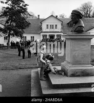 Nag³owice, 1969-11-09.W ramach uroczystoœci 400-lecia œmierci Miko³aja Reja W Muzeum Przypkowskich W Jêdrzejowie otwarto nowy pawilon wystawowy.W Nag³owicach odby³a siê sesja popularnonaukowa oraz z³o¿enie kwiatów przed popiersiem Miko³aja Reja.NZ. Dzieci sk³adaj¹ce kwiaty przed popiersiem M. Reja ufundowanym przez James'a Schnert'a. uu PAP/W³odzimierz WawrzynkiewiczJedrzejow, 9 novembre 1969.Un nouveau pavillon d'exposition a été ouvert au Musée Przypkowski de Jedrzejow pour marquer le 400th anniversaire de la mort de Mikolaj Rej.Dans sa ville natale de Naglowice, une session scientifique a été organisée Banque D'Images