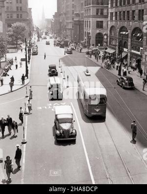 1930S VUE SUR COURT STREET À BOROUGH HALL MONTRANT UNE VOITURE DE TRAMWAY PCC ET PLUSIEURS AUTOMOBILES BROOKLYN NEW YORKVILLE USA - Q38827 CPC001 HARS ARCHITECTURE FEMMES MONTRANT LE TRANSPORT ÉTATS-UNIS COPIER ESPACE DAMES PERSONNES BOUTIQUES ÉTATS-UNISAMERICA AUTOMOBILE MÂLES BÂTIMENTS PIÉTONS TRANSPORT FRET B&W BROOKLYN STRUCTURE PIÉTONNE PROPRIÉTÉ À ANGLE ÉLEVÉ ET AUTOS NYC MAGASINS TROLLEY REALESTATE NEW YORK STRUCTURES AUTOMOBILES VILLES TROLLEYS VÉHICULES EDIFICE NEW YORK CITY BOROUGH COMMERCE PLUSIEURS TRAMWAYS TROLLEYS BUS NOIR ETLES ENTREPRISES BLANCHES SONT DÉMODÉES Banque D'Images