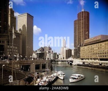 1960S CHICAGO RIVER DE MICHIGAN AVENUE SUN TIMES BÂTIMENT SUR LA DROITE ET BATEAUX DANS RIVER - R21044C KRU001 HARS SUN TIMES IL MICHIGAN AVENUE MIDWEST MIDWESTERN OLD FASHIONED Banque D'Images