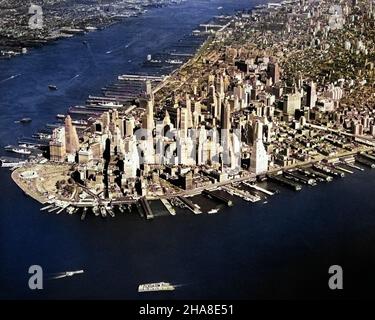 1950S ANTENNE DU CENTRE-VILLE À LA POINTE SUD DE MANHATTAN ISLAND QUARTIER FINANCIER HUDSON RIVER GAUCHE ET EAST RIVER DROITE NYC NY USA - R3304C KRU001 HARS ET INNOVATION OPPORTUNITÉ NYC DROIT SUD IMMOBILIER NOUVELLES STRUCTURES VILLES ÉCHAPPER TIP EDIFICE NEW YORK VILLE GAUCHE VUE AÉRIENNE QUARTIER OLD FASHIONED Banque D'Images