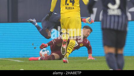 Ville de Bochum, Allemagne.11th décembre 2021. Firo: 11.12.2021, Fuvuball, 1st Bundesliga, saison 2021/2022,VFL Bochum - BVB, Borussia Dortmund peine foul, goalwart KOBEL, BVB à ANTWI-ADJEI/dpa/Alay Live News Banque D'Images