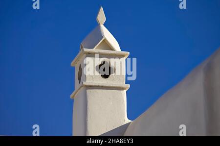 Cheminée blanche .Isolé.Ciel bleu en arrière-plan.Toit de maison avec cheminée traditionnelle dans la ville principale de Mykonos.Image de stock. Banque D'Images