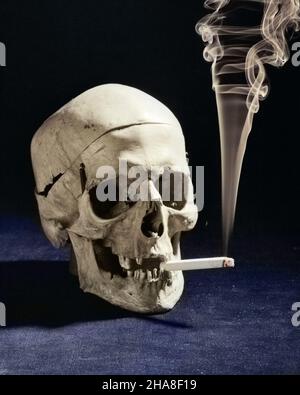 1930S CRÂNE HUMAIN FUMER UNE CIGARETTE - S25028C FRT001 HARS RISQUE DE DROGUE TRISTESSE BIZARRE CIGARETTES FUMEURS ADDICTION CRÂNES OS BIZARREMORT DANGEREUSE DU TABAC CRÂNE HUMAIN STUPÉFIANTS SQUELETTES CRÂNES HUMAINS SMOKEY GROTESQUE HUMAINS CANCER ZANY NON CONVENTIONNEL DOPE DANGEREUX FUMEUR NICOTINECONCEPT CONCEPTUEL ENCORE LA VIE WACKY IDIOSYNCRATIQUE MARIJUANA WILLPOWER MAUVAISE SANTÉ MORBIDE SYMBOLIQUE PUISSANCE ADDICTS IDÉES AMUSANTE CONSÉQUENCES DROGUEABUS HABITUDE EXCENTRIQUE RISQUES INHALANT ERRATIQUE VIEILLE REPRÉSENTATION SCANDALEUSE Banque D'Images