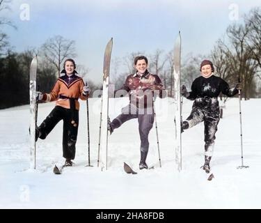 1930S DEUX FEMMES ET UN HOMME REGARDANT LA CAMÉRA SOURIANT POSANT SUR DES SKIS AVEC LE SKI DROIT TOURNÉ EN POSITION VERTICALE - W3399CHAR001 HARS SAIN JEUNE ADULTE BANDE DESSINÉE SÉCURITÉ TRAVAIL D'ÉQUIPE SKIS ATHLÈTE HEUREUX JOIE STYLE DE VIE FEMMES RURAL SANTÉ ATHLÉTISME COPIER ESPACE AMITIÉFEMMES PLEINE LONGUEUR PERSONNES LES HOMMES RISQUE ATHLÉTIQUE OEIL CONTACT VERTICAL ACTIVITÉ HUMORISTIQUE BONHEUR PHYSIQUE GAI FORCE ET EXCITATION RÉCRÉATION TRIO COMIQUEFIERTÉ POSANT DROIT SOURIRES ATHLÈTES COMÉDIE FLEXIBILITÉ JOYFUL MUSCLES ÉLÉGANT MI-ADULTE MI-ADULTE HOMME MI-ADULTE SAISON FEMME TOGETHERNESS JEUNE FEMME ADULTEETHNIE CAUCASIENNE HAR001 Banque D'Images