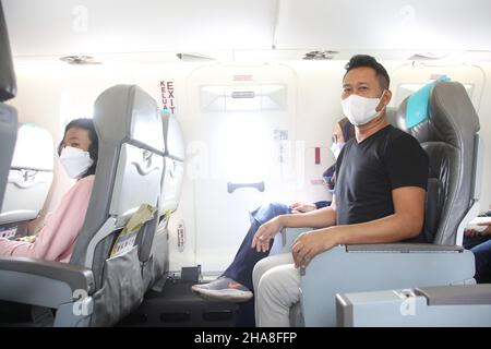 Palembang, Sumatera du Sud, Indonésie.11th décembre 2021.Passagers à bord de l'avion Bombardier CRJ 1000 appartenant à PT Garuda Indonesia, de l'aéroport Sultan Mahmud Badaruddin II Palembang, Sumatra Sud, à l'aéroport Soekarno Hatta, Jakarta, Indonésie.Le Bombardier CRJ1000 a été développé par Bombardier Aéronautique, une entreprise canadienne.Cet avion est équipé d'un système qui permet à l'avion d'éviter les collisions, ainsi que de vérifier les conditions météorologiques dans la région et le passage prévu, il est également considéré comme un avion à faible consommation de carburant.(Credit image: © Kuncoro Widyo Rumpoko/Pacific Press Banque D'Images