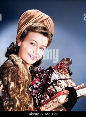 1940S FEMME EN FOURRURE ARTIFICIELLE REGARDANT LA CAMÉRA TENANT PILE DE CADEAUX DE NOËL EMBALLÉS FESTIVEMENT - X509C HAR001 HARSSTYLE EVE JEUNE ADULTE PAIX HEUREUX JOIE STYLE DE VIE CÉLÉBRATION FEMMES PORTRAITS ADULTES ADULTES ADULTES ADULTES ADULTES ADULTES ADULTES ADULTES ADULTES ADULTES ADULTES ADULTES ADULTES ADULTES ADULTES ADULTES ADULTES ADULTES ADULTES ADULTES ADULTES ADULTES ADULTES ADULTES ADULTES ADULTES ADULTES ADULTES ADULTES ADULTES ADULTES ADULTES ADULTES ADULTES ADULTES ADULTES ADULTES ADULTES ADULTESTÊTE ET ÉPAULES GAIES FÊTES JOYEUSES SAISONS SOURIRES DÉCEMBRE VACANCES NOËL UPDO DÉCEMBRE 25 ROULEAUX DE VICTOIRE JOYEUSE PELTS STYLÉSTURBAN JOYEUX PAQUETS SAISON JEUNE FEMME ADULTE RACE BLANCHE EVE DE NOËL CHEVEUX STYLE HAR001 DÉMODÉE Banque D'Images