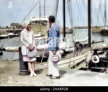 1920S BIEN HABILLÉ ÉLÉGANT COUPLE DEBOUT PARLANT ENSEMBLE HOMME FUMANT CIGARETTE YACHT MARINA DEAUVILLE FRANCE - Y1064C HAR001 HARS NOSTALGIEOLD FASHION 1 STYLE FRANCE VACANCES YACHT JOIE STYLE DE VIE HISTOIRE CÉLÉBRATION FEMMES ÉPOUSÉES ÉPOUX SAINTETÉ LUXE COPIE ESPACE AMITIÉFEMME PLEINE LONGUEUR PERSONNES HOMMES PARTENAIRE ÉTÉ RESORT TEMPS HORS RÊVES BONHEUR AVENTURE DÉCOUVERTE STYLES VOYAGE ESCAPADE LOISIRS BORD DE MER CLOCHE BIENHABILLÉE RÉGION NORD-OUEST CONCEPTUEL SPORT VESTE VOILE BATEAU ÉLÉGANT NORMANDIE MODE HOMME MOYEN-ADULTE FEMME MOYENNE-ADULTE PANAMA CHAPEAU Banque D'Images