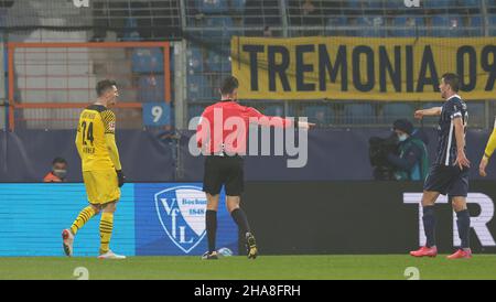 Ville de Bochum, Allemagne.11th décembre 2021. Firo: 11.12.2021, Fuvuball, 1st Bundesliga, saison 2021/2022,VFL Bochum - BVB, Borussia Dortmund arbitre Matthias JvñLLENBECK points à la pénalité spot crédit: dpa/Alay Live News Banque D'Images