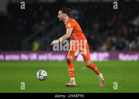 DERBY, GBR.DÉC 11th James mari de Blackpool pendant le match de championnat Sky Bet entre Derby County et Blackpool au Pride Park, Derby le samedi 11th décembre 2021.(Credit: Jon Hobley | MI News) Credit: MI News & Sport /Alay Live News Banque D'Images