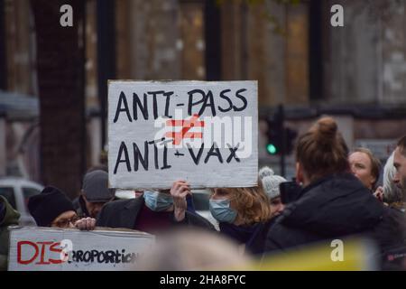 Londres, Royaume-Uni.11th décembre 2021.Un manifestant détient une étiquette indiquant « anti-Pass n'est pas égal à anti-VAX » pendant la manifestation.des manifestants se sont rassemblés sur la place du Parlement pour protester contre les passeports vaccinaux COVID-19.(Photo de Vuk Valcic/SOPA Images/Sipa USA) crédit: SIPA USA/Alay Live News Banque D'Images