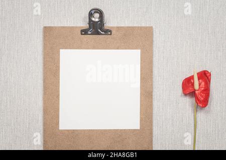 Presse-papiers en bois avec espace vide pour les logos, inscription publicitaire. Banque D'Images