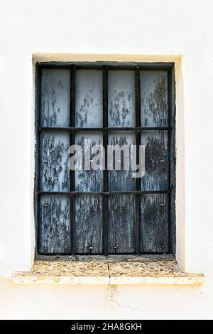 Fenêtre en bois avec grille en fer - fond blanc Banque D'Images