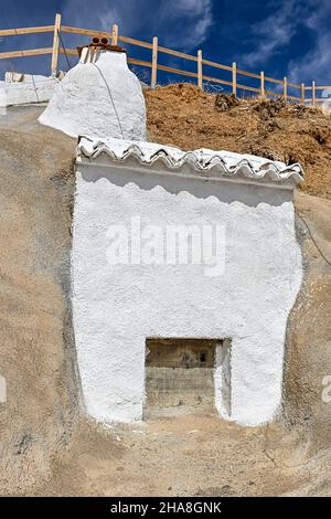 Cheminées blanches, habitations troglodytes dans la province de Grenade. Banque D'Images