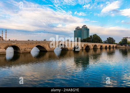 TASKOPRU À ADANA, TURQUIE.Pont en pierre historique sur la rivière Seyhan.(Anglais : pont de pierre) Banque D'Images