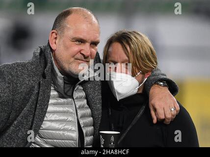 11 décembre 2021, Basse-Saxe, Wolfsburg: Football: Bundesliga, VfL Wolfsburg - VfB Stuttgart, Matchday 15 à la Volkswagen Arena.Jörg Schmadtke (l), Directeur général Sport de VfL Wolfsburg, et Sven Misclintat, Directeur sportif de VfB Stuttgart, sont dans le stade avant le match.Photo: Swen Pförtner/dpa - NOTE IMPORTANTE: Conformément aux règlements de la DFL Deutsche Fußball Liga et/ou de la DFB Deutscher Fußball-Bund, il est interdit d'utiliser ou d'avoir utilisé des photographies prises dans le stade et/ou du match sous forme de séquences et/ou de séries de photos de type vidéo. Banque D'Images