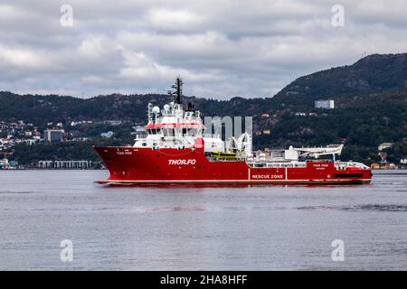 Navire de soutien et d'escorte offshore Thor Modi à Byfjorden, à l'extérieur du port de Bergen, en Norvège. Banque D'Images