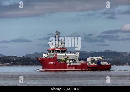 Navire de soutien et d'escorte offshore Thor Modi à Byfjorden, à l'extérieur du port de Bergen, en Norvège. Banque D'Images