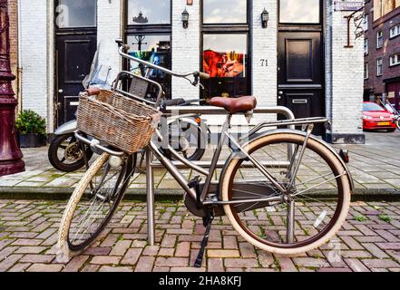 AMSTERDAM, PAYS-BAS - 9 NOVEMBRE 2019 : ancien vélo avec panier Banque D'Images