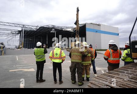 Edwardsville, États-Unis.11th décembre 2021.Les équipes de démolition observent le samedi 11 décembre 2021 que des machines retirent ce qui reste d'un mur sur le site Amazon Hub d'Edwardsville, Illinois.Une tornade puissante, le vendredi 10 décembre 2021, a nivelé la taille de l'usine de football laissant deux morts et plusieurs employés disparus.Photo par Bill Greenblatt/UPI crédit: UPI/Alay Live News Banque D'Images