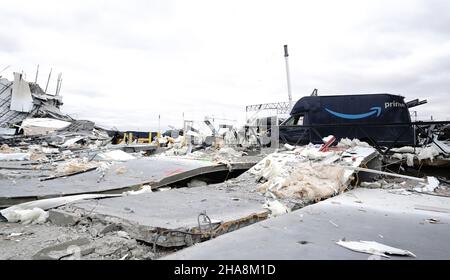 Edwardsville, États-Unis.11th décembre 2021.Des dalles de béton se trouvent près des véhicules Amazon Hub à Edwardsville, Illinois, le samedi 11 décembre 2021.Une tornade puissante, le vendredi 10 décembre 2021, a nivelé la taille de l'usine de football laissant deux morts et plusieurs employés disparus.Photo par Bill Greenblatt/UPI crédit: UPI/Alay Live News Banque D'Images