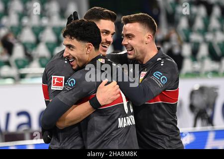 11 décembre 2021, Basse-Saxe, Wolfsburg: Football: Bundesliga, VfL Wolfsburg - VfB Stuttgart, Matchday 15 à Volkswagen Arena.Konstantinos Mavropanos (au centre) de Stuttgart célèbre avec Omar Khaled Mohamed Marmoush (l) et Philipp Förster (r) de Stuttgart après avoir atteint l'objectif 0:1.Photo: Swen Pförtner/dpa - NOTE IMPORTANTE: Conformément aux règlements de la DFL Deutsche Fußball Liga et/ou de la DFB Deutscher Fußball-Bund, il est interdit d'utiliser ou d'avoir utilisé des photographies prises dans le stade et/ou du match sous forme de séquences et/ou de séries de photos de type vidéo. Banque D'Images