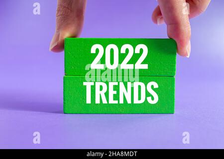 2022 tendances, blocs de bois avec 2022 tendances texte sur elle. Banque D'Images