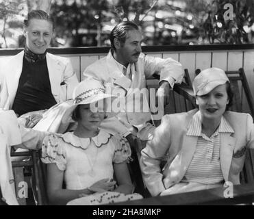 MARLENE DIETRICH avec son mari, RUDOLF SIEBER, directrice, JOSEF von STERNBERG, et sa fille, MARIA SIEBER, lors d'un match de polo de charité au terrain de polo de l'Université de Santa Monica, en Californie, le 30th 1934 juillet Banque D'Images