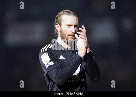 Tim Fulham applaudit les fans après le coup de sifflet final du match du championnat Sky Bet à Kenilworth Road, Luton.Date de la photo: Samedi 11 décembre 2021. Banque D'Images