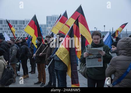 Berlin, Allemagne.11th décembre 2021.Les personnes avec des drapeaux allemands lors de la manifestation de la jeune alternative pour l'Allemagne à Berlin.(Credit image: © Michael Kuenne/PRESSCOV via ZUMA Press Wire) Banque D'Images