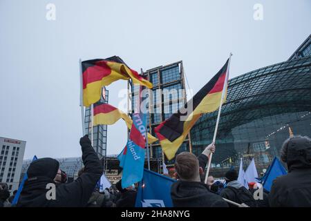 Berlin, Allemagne.11th décembre 2021.Les personnes avec des drapeaux allemands lors de la manifestation de la jeune alternative pour l'Allemagne à Berlin.(Credit image: © Michael Kuenne/PRESSCOV via ZUMA Press Wire) Banque D'Images