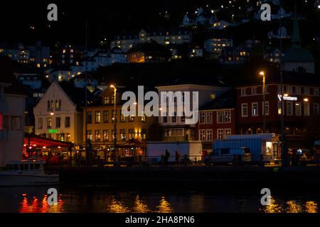 Bergen, Norvège - VERS, septembre 2021: La vie nocturne dans la ville de Bergen Banque D'Images