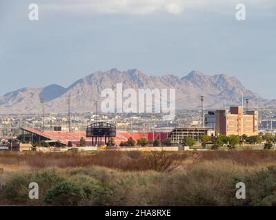 Las Vegas, 25 2021 MARS - après-midi, vue ensoleillée sur le stade Sam Boyd depuis Clark County Wetlands Park Banque D'Images