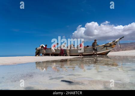 Pêcheurs sur la plage de sable de l'île de Socotra au Yémen, 23 octobre 2021.(CTK photo/Ondrej Zaroba) Banque D'Images