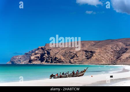 Pêcheurs sur la plage de sable de l'île de Socotra au Yémen, 23 octobre 2021.(CTK photo/Ondrej Zaroba) Banque D'Images