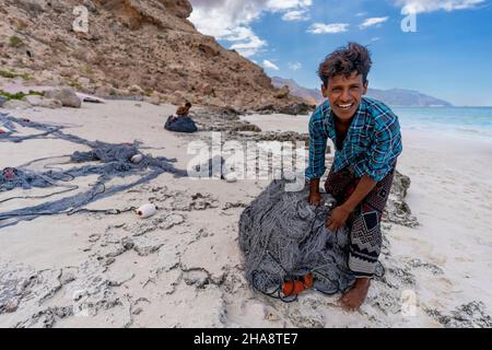 Pêcheurs sur la plage de sable de l'île de Socotra au Yémen, 23 octobre 2021.(CTK photo/Ondrej Zaroba) Banque D'Images