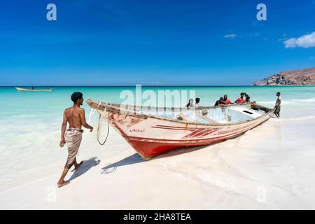 Pêcheurs sur la plage de sable de l'île de Socotra au Yémen, 23 octobre 2021.(CTK photo/Ondrej Zaroba) Banque D'Images