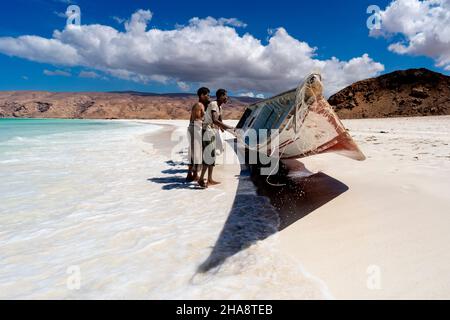 Pêcheurs sur la plage de sable de l'île de Socotra au Yémen, 23 octobre 2021.(CTK photo/Ondrej Zaroba) Banque D'Images