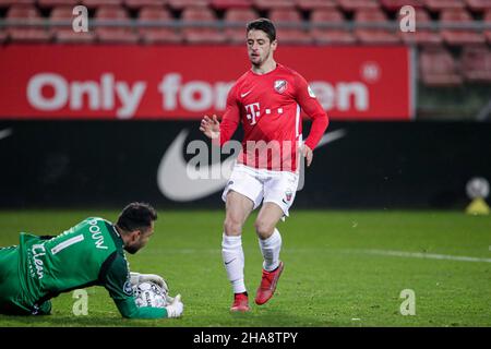 UTRECHT, PAYS-BAS - DÉCEMBRE 11 : gardien de but Warner Hahn de Vas-y Eagles, Adrian Dalmau du FC Utrecht lors du match néerlandais Eredivisie entre le FC Utrecht et les aigles Vas-y à Galgenwaard le 11 décembre 2021 à Utrecht, pays-Bas (photo de Broer van den Boom/Orange Pictures) Banque D'Images