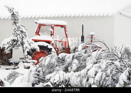 Tracteur arrêté sous une forte tempête de neige. Banque D'Images