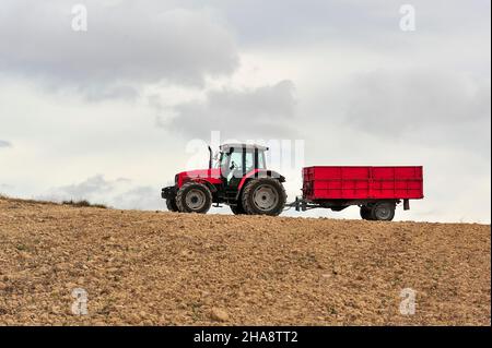 Tracteur en activité agricole dans le champ Banque D'Images